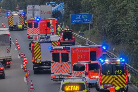 Zunächst rückte die Feuerwehr auch mit Rettungs- und Notarztwagen an. Foto: Guido Schulmann/dpa