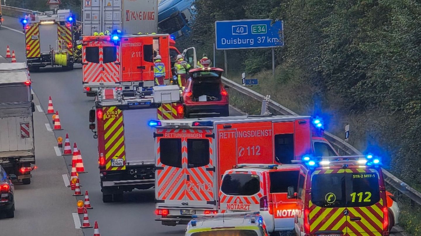 Zunächst rückte die Feuerwehr auch mit Rettungs- und Notarztwagen an. Foto: Guido Schulmann/dpa