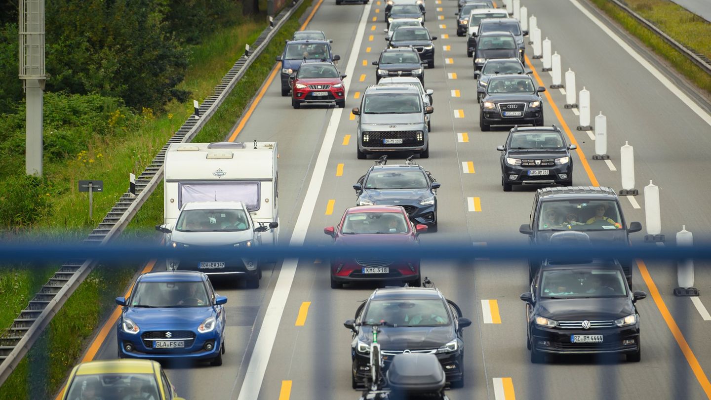 Auf der A1 Richtung Süden müssen sich Autofahrer zwischen Billstedt bis Dreieck Norderelbe auf mehrere Kilometer stockenden Verk