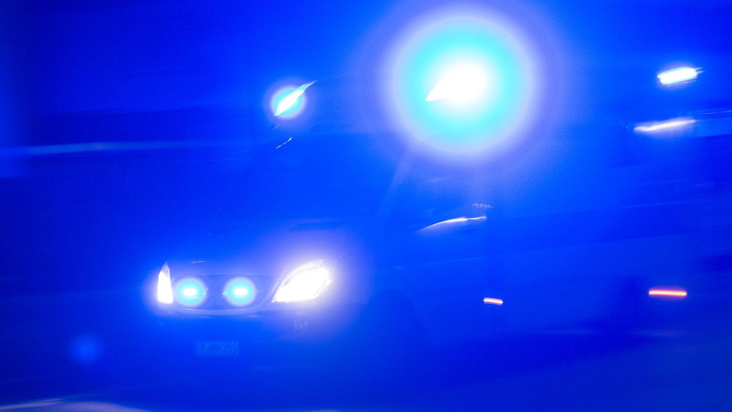 Der Rettungsdienst brachte den lebensgefährlich verletzten 37-Jährigen ins Krankenhaus. (Symbolbild) Foto: Patrick Seeger/dpa