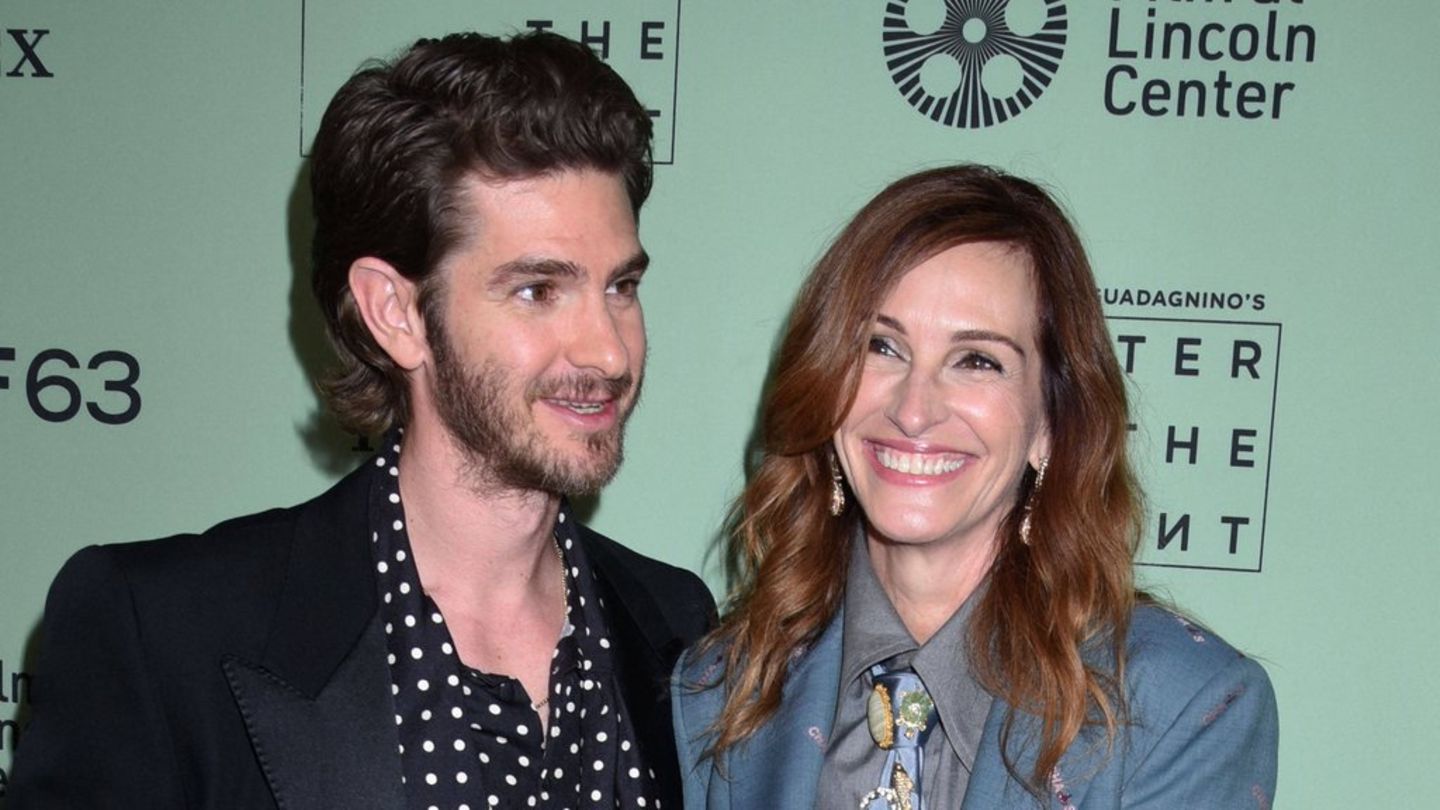 Andrew Garfield and Julia Roberts: holding hands at film premiere