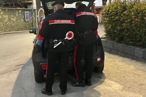 Polizisten in Italien bei der Kontrolle eines Pkw