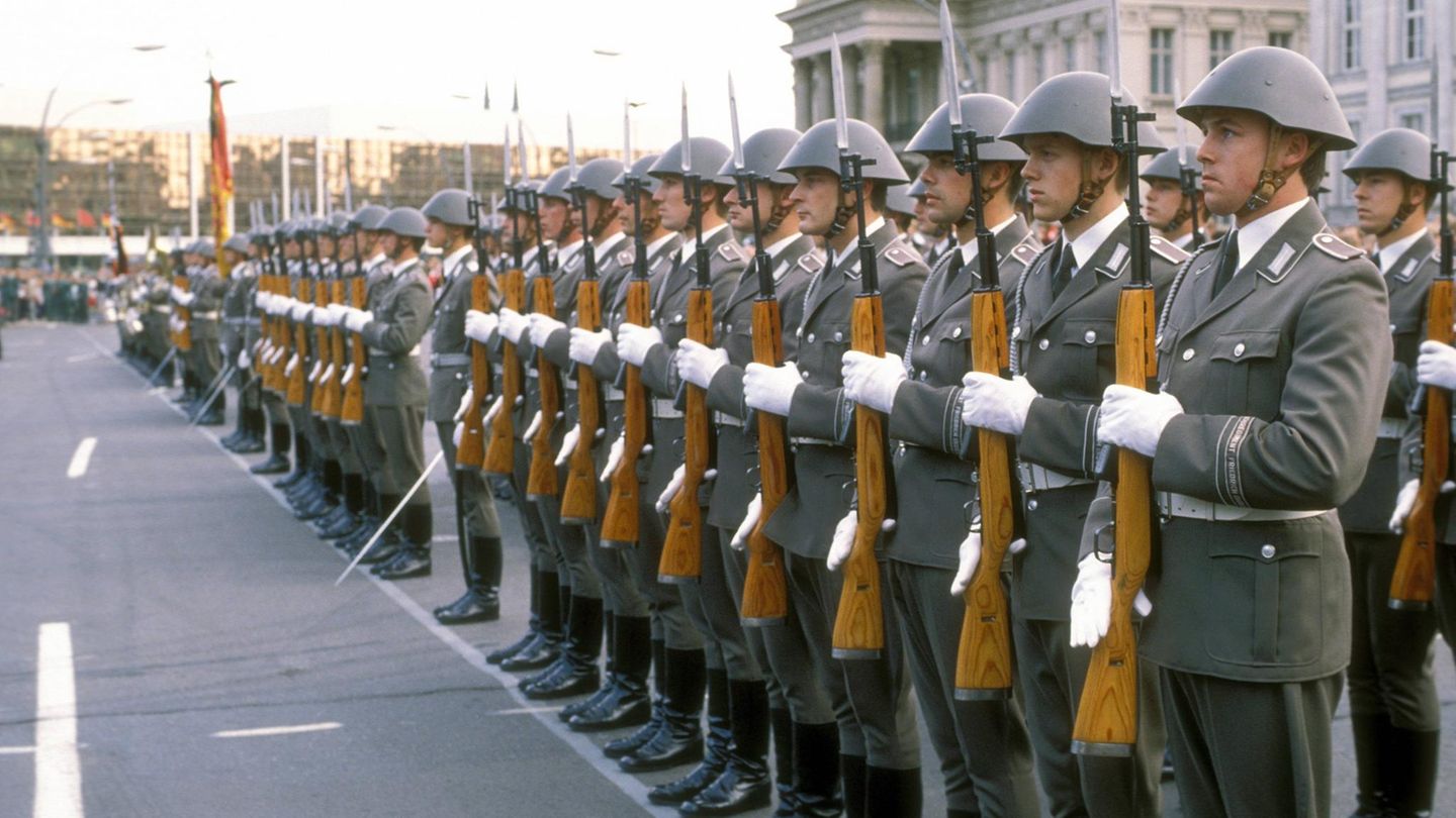 NVA-Soldaten in grauen Uniformen stehen in Reihe und Glied