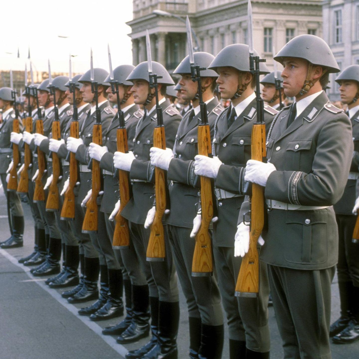 NVA-Soldaten in grauen Uniformen stehen in Reihe und Glied