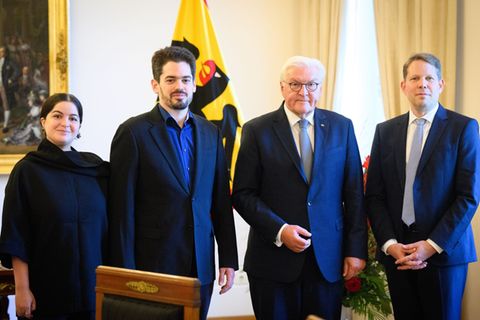 Erst eine Aus- dann eine Einladung: Intendant Wiegand zusammen mit dem designierten Chefdirigenten Shani bei Bundespräsident Ste
