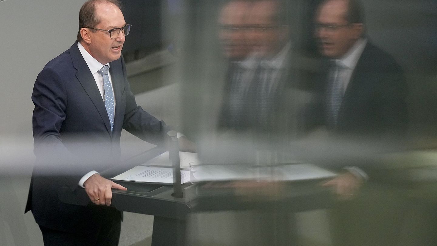 Zum Schutz gegen illegale Drohnenüberflüge plant Innenminister Alexander Dobrindt (CSU) eine Gesetzesreform. (Archivbild) Foto: