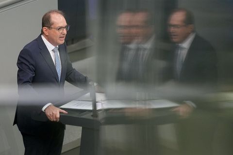 Zum Schutz gegen illegale Drohnenüberflüge plant Innenminister Alexander Dobrindt (CSU) eine Gesetzesreform. (Archivbild) Foto: