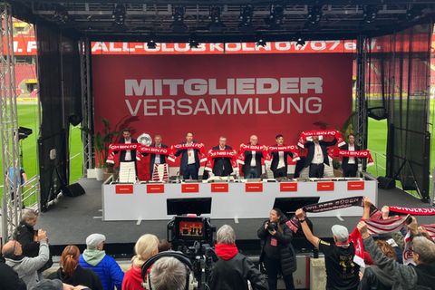 Das Podium bei der Mitgliederversammlung des 1. FC Köln. Foto: Jana Glose/dpa
