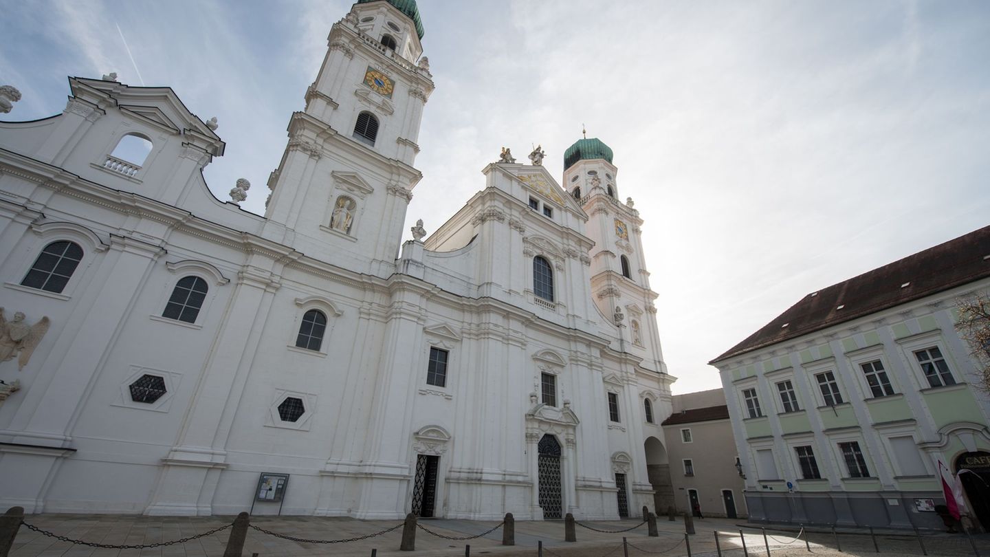 Der Passauer Dom ist die Hauptkirche des Bistums. (Symbolbild) Foto: Armin Weigel/dpa