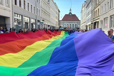 Mehrere hundert Menschen kamen zum CSD in der Grenzstadt. Foto: Danilo Dittrich/dpa