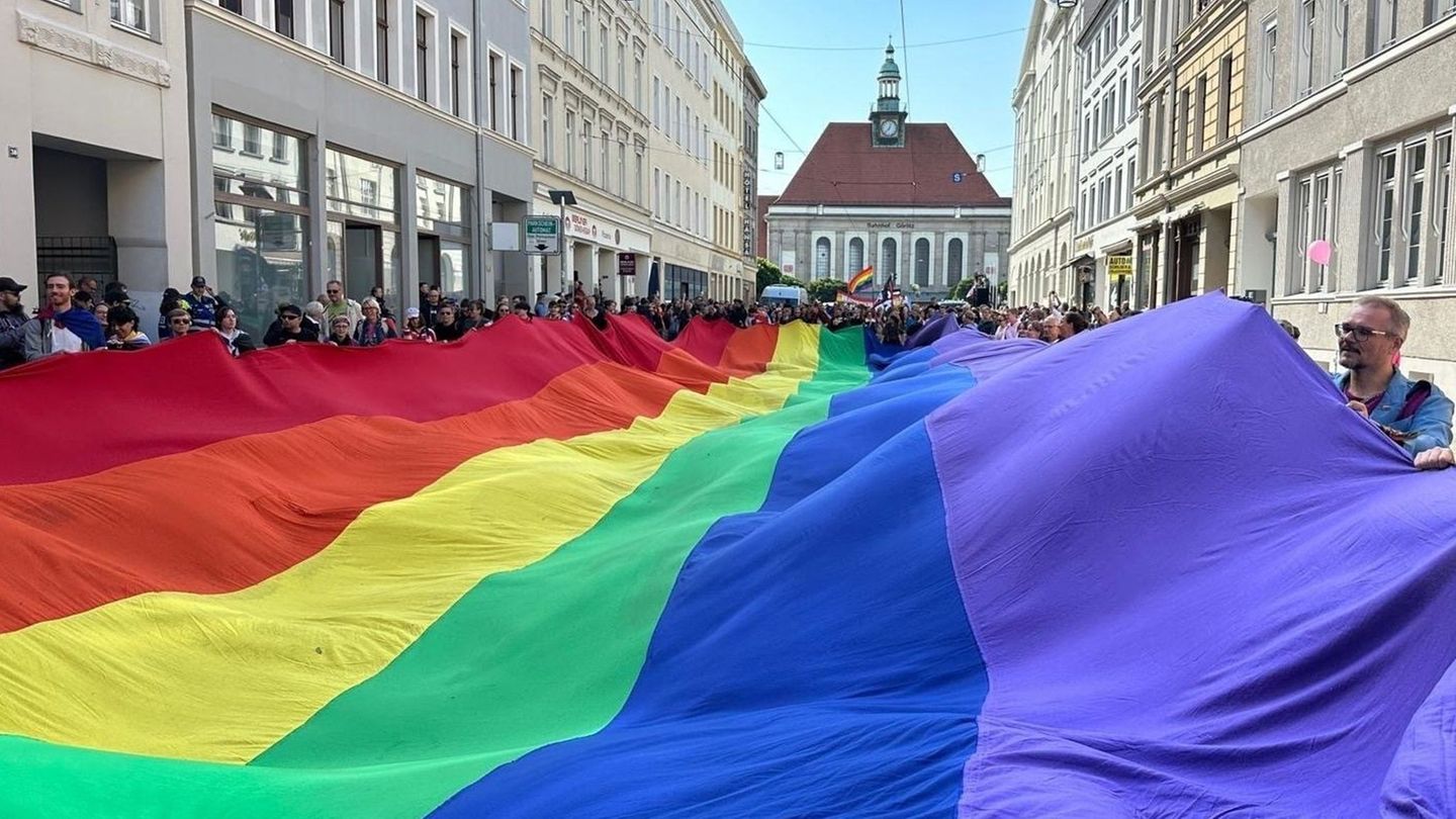 Mehrere hundert Menschen kamen zum CSD in der Grenzstadt. Foto: Danilo Dittrich/dpa
