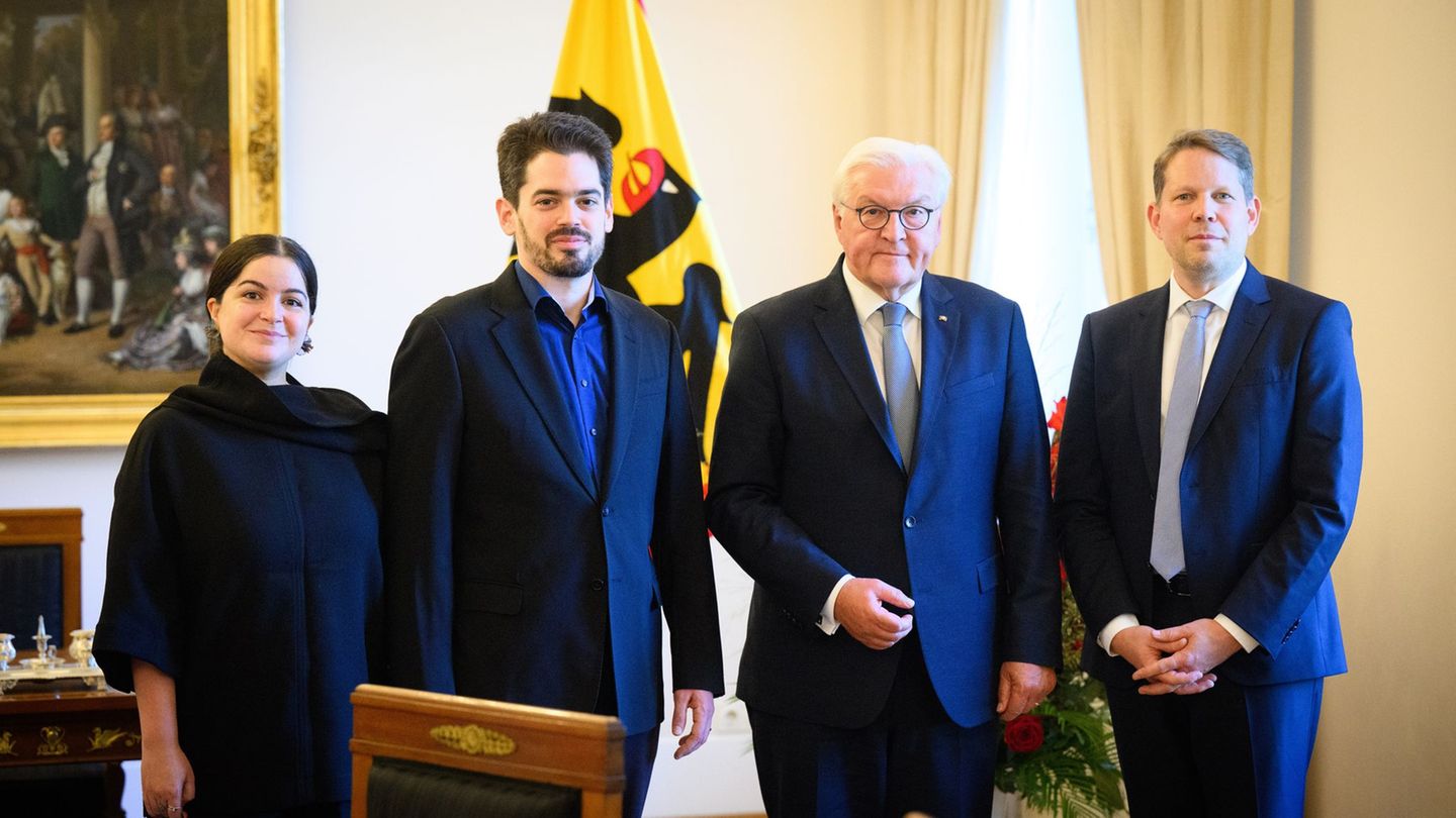 Erst eine Aus-, dann eine Einladung: Intendant Wiegand zusammen mit dem designierten Chefdirigenten Shani bei Bundespräsident St
