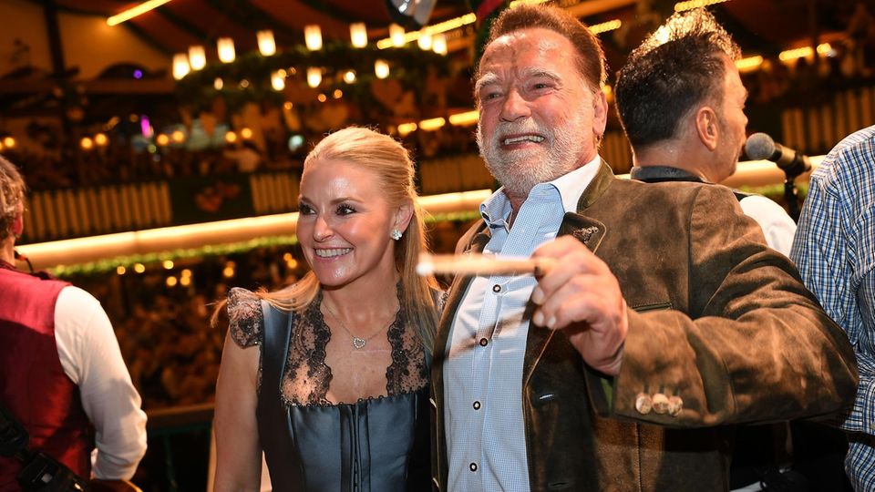 Schauspieler Arnold Schwarzenegger (r.) und Lebensgefährtin Heather Milligan