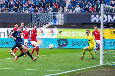 Filip Bilbija erzielt in der 50. Minute die 1:0-Führung für den SC Paderborn. Foto: David Inderlied/dpa