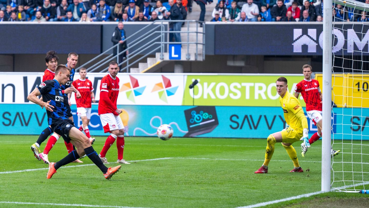 Filip Bilbija erzielt in der 50. Minute die 1:0-Führung für den SC Paderborn. Foto: David Inderlied/dpa