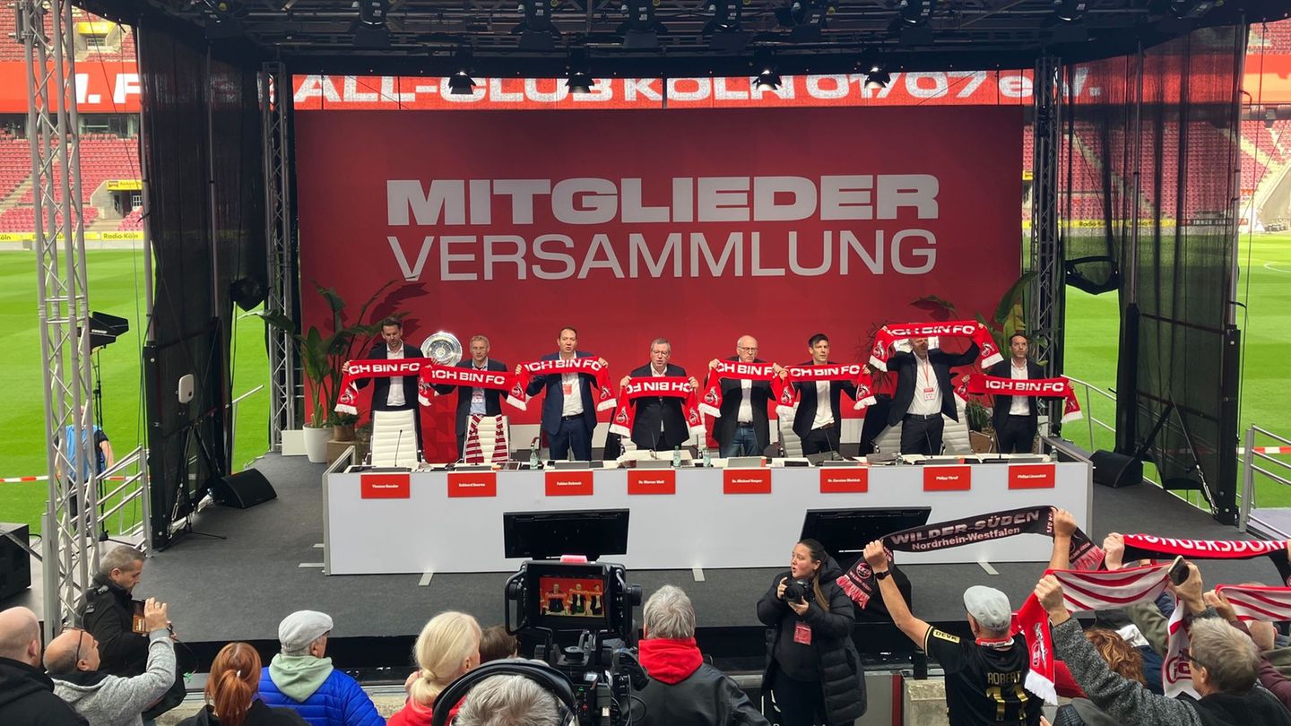 Das Podium bei der Mitgliederversammlung des 1. FC Köln. Foto: Jana Glose/dpa