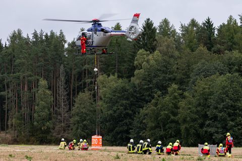 Ein Hubschrauber bei der Übung hebt ab. Foto: Daniel Karmann/dpa