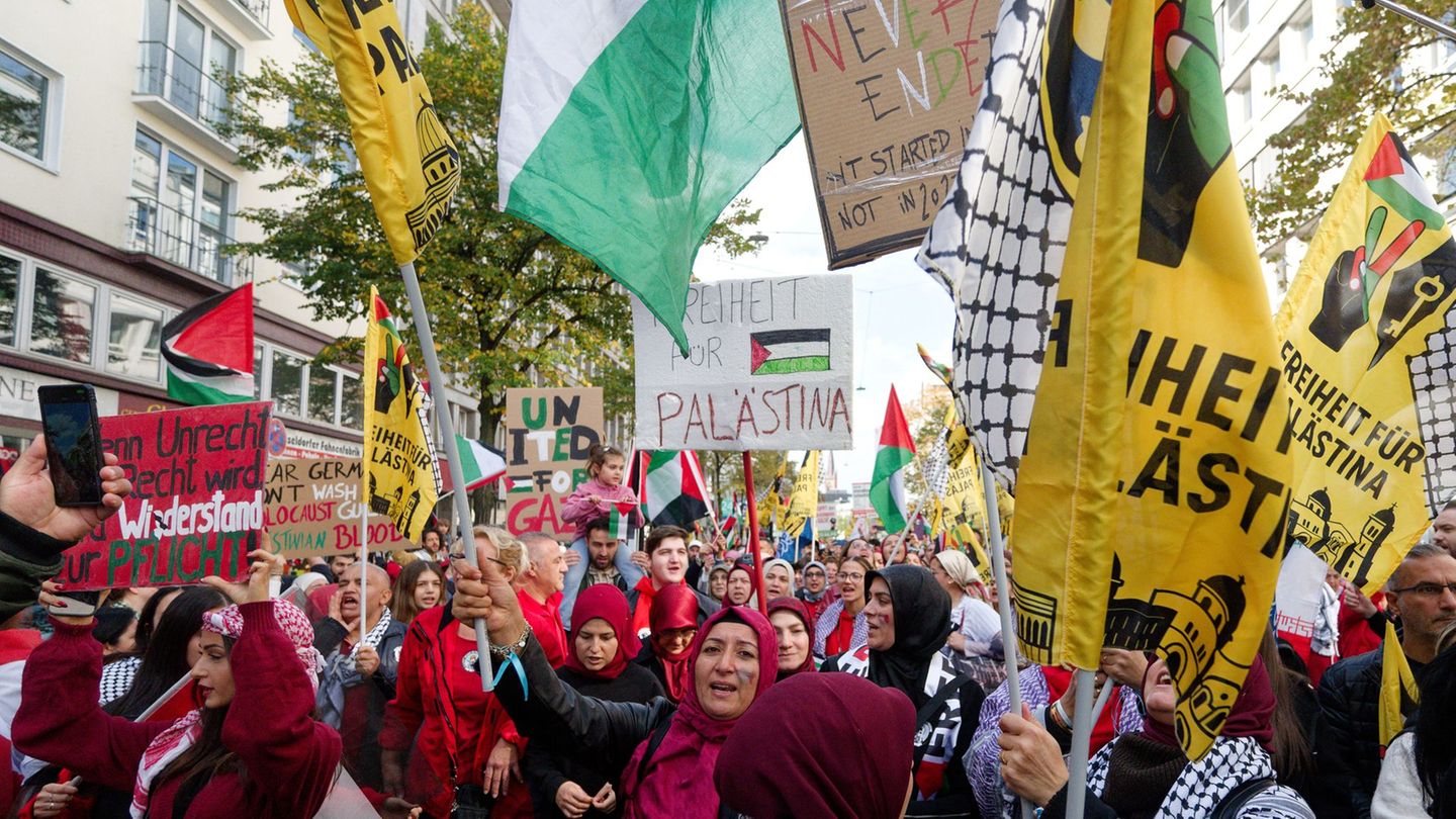 Die Demonstranten wollen auf die Situation der Palästinenser in Gaza aufmerksam machen