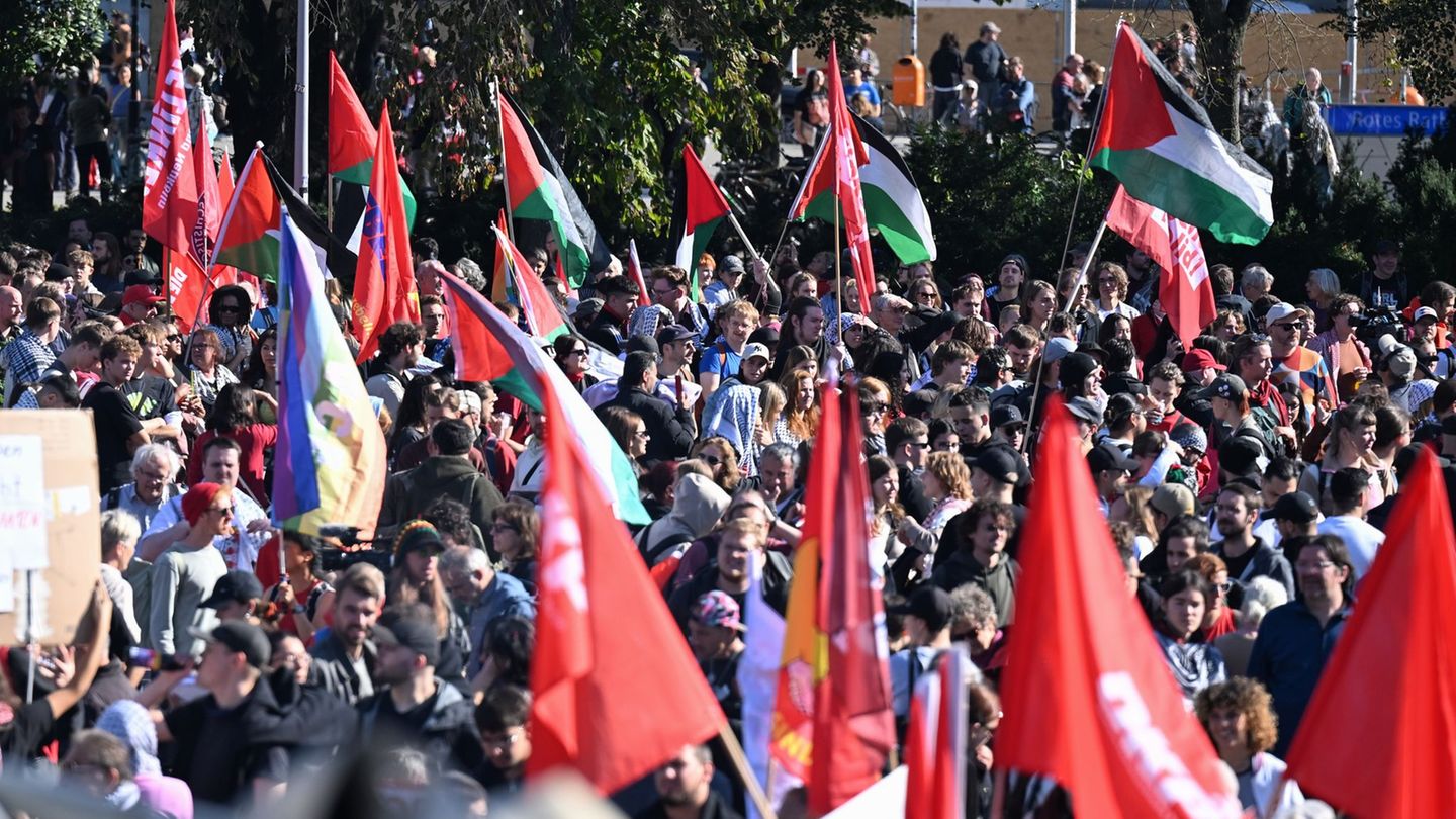Tausende haben sich in Berlin für eine Demonstration gegen den Gaza-Krieg versammelt. Foto: Annette Riedl/dpa