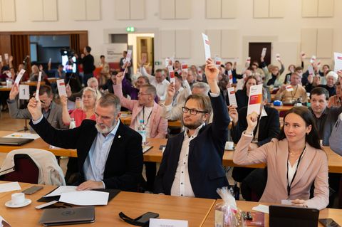 Der BSW-Parteitag beschließt einen Appell gegen Rüstungsstandorte in Ostdeutschland. Foto: Michael Reichel/dpa
