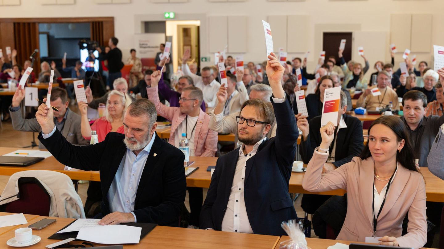 Der BSW-Parteitag beschließt einen Appell gegen Rüstungsstandorte in Ostdeutschland. Foto: Michael Reichel/dpa