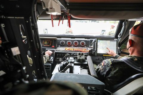Bundeswehr-Stabsfeldwebel Swen Plath (r.) nutzt während der Vorstellung des Rollouts das Battle Management System