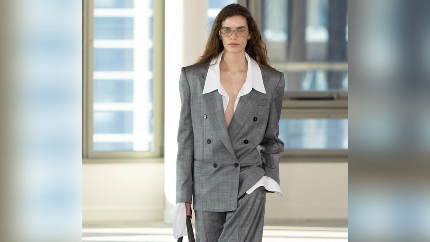 Grau in Grau wie hier bei Stella McCartney ist im Herbst ein Klassiker, doch neue Farbkombis bringen frischen Wind in die dunk