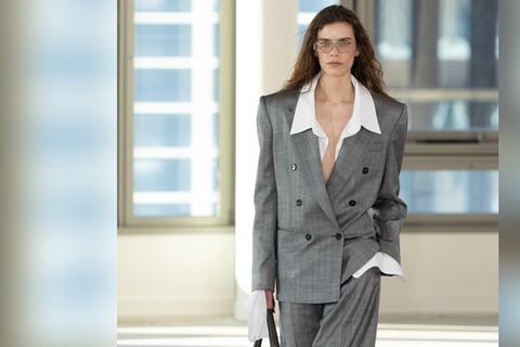 Grau in Grau wie hier bei Stella McCartney ist im Herbst ein Klassiker, doch neue Farbkombis bringen frischen Wind in die dunk
