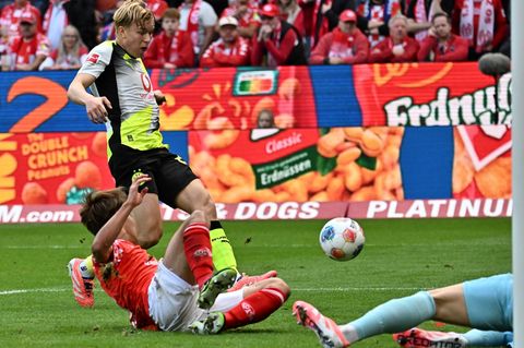 Daniel Svensson (l) erzielte das 1:0 für Borussia Dortmund gegen den FSV Mainz 05. Foto: Torsten Silz/dpa
