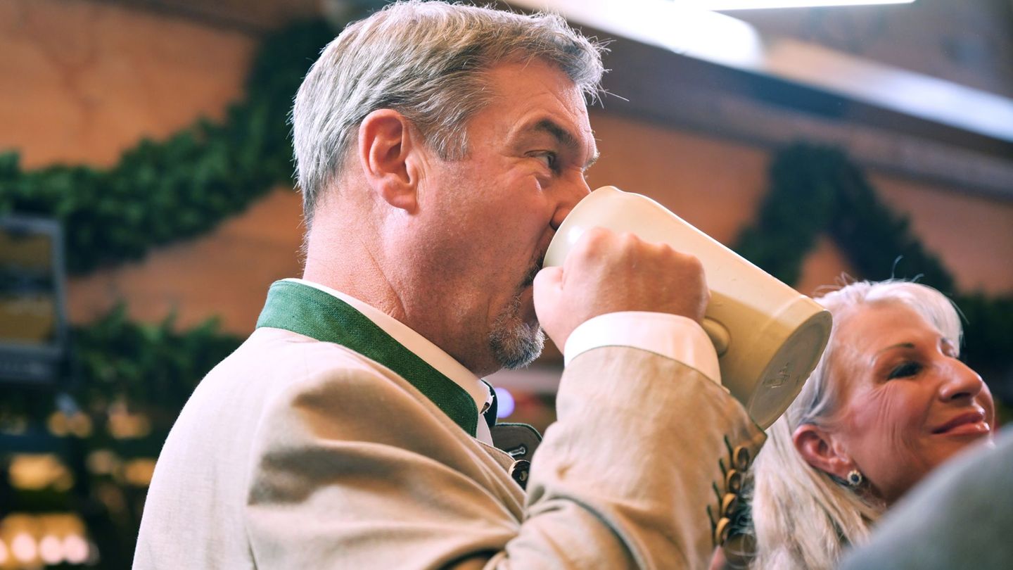 Na dann prost: Markus Söder hat zum Oktoberfest einen Wiesn-Hit eingesungen. (Archivbild) Foto: Peter Kneffel/dpa