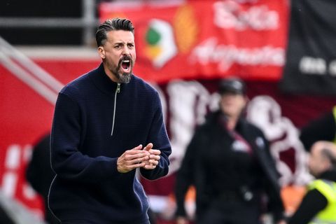 Sandro Wagner verlor mit dem FCA zum vierten Mal in Serie. Foto: Harry Langer/dpa