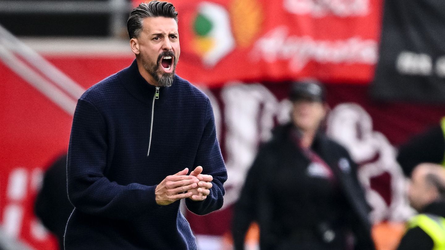 Sandro Wagner verlor mit dem FCA zum vierten Mal in Serie. Foto: Harry Langer/dpa