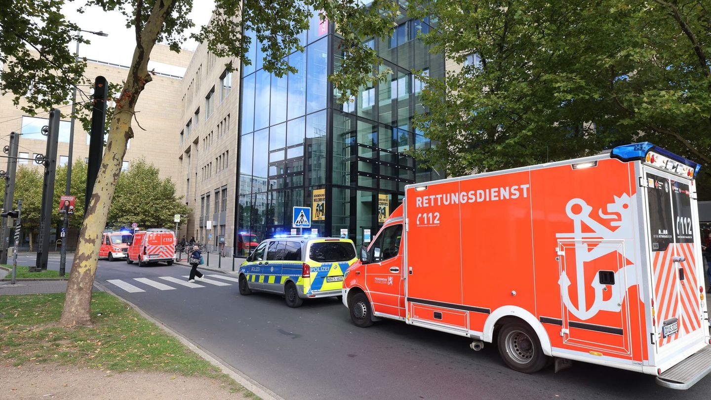 Rettungskräfte brachten den 17-Jährigen lebensgefährlich verletzt ins Krankenhaus. Foto: David Young/dpa