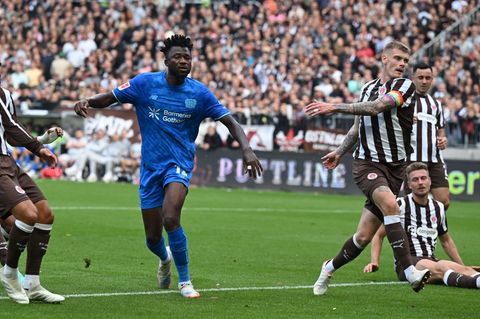 Erzielte die 1:0-Führung für Bayer: Edmond Tapsoba (M) Foto: Carmen Jaspersen/dpa