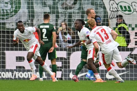 Das 600. Tor der Leipziger Bundesliga-Geschichte: Johan Bakayoko (r) jubelt über das 1:0 in Wolfsburg. Foto: Swen Pförtner/dpa