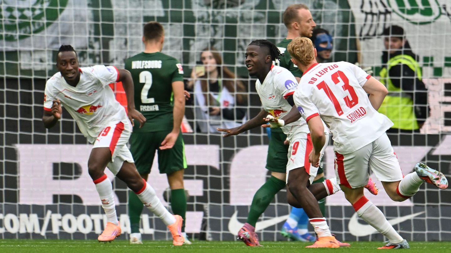 Das 600. Tor der Leipziger Bundesliga-Geschichte: Johan Bakayoko (r) jubelt über das 1:0 in Wolfsburg. Foto: Swen Pförtner/dpa