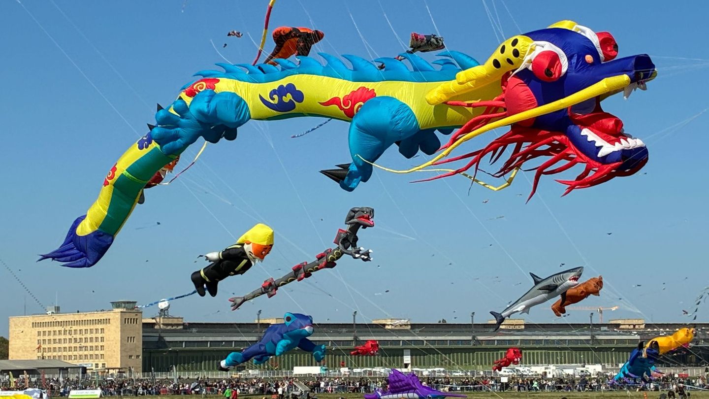 Die Drachen sind teils Dutzende Meter lang. Foto: Caroline Bock/dpa