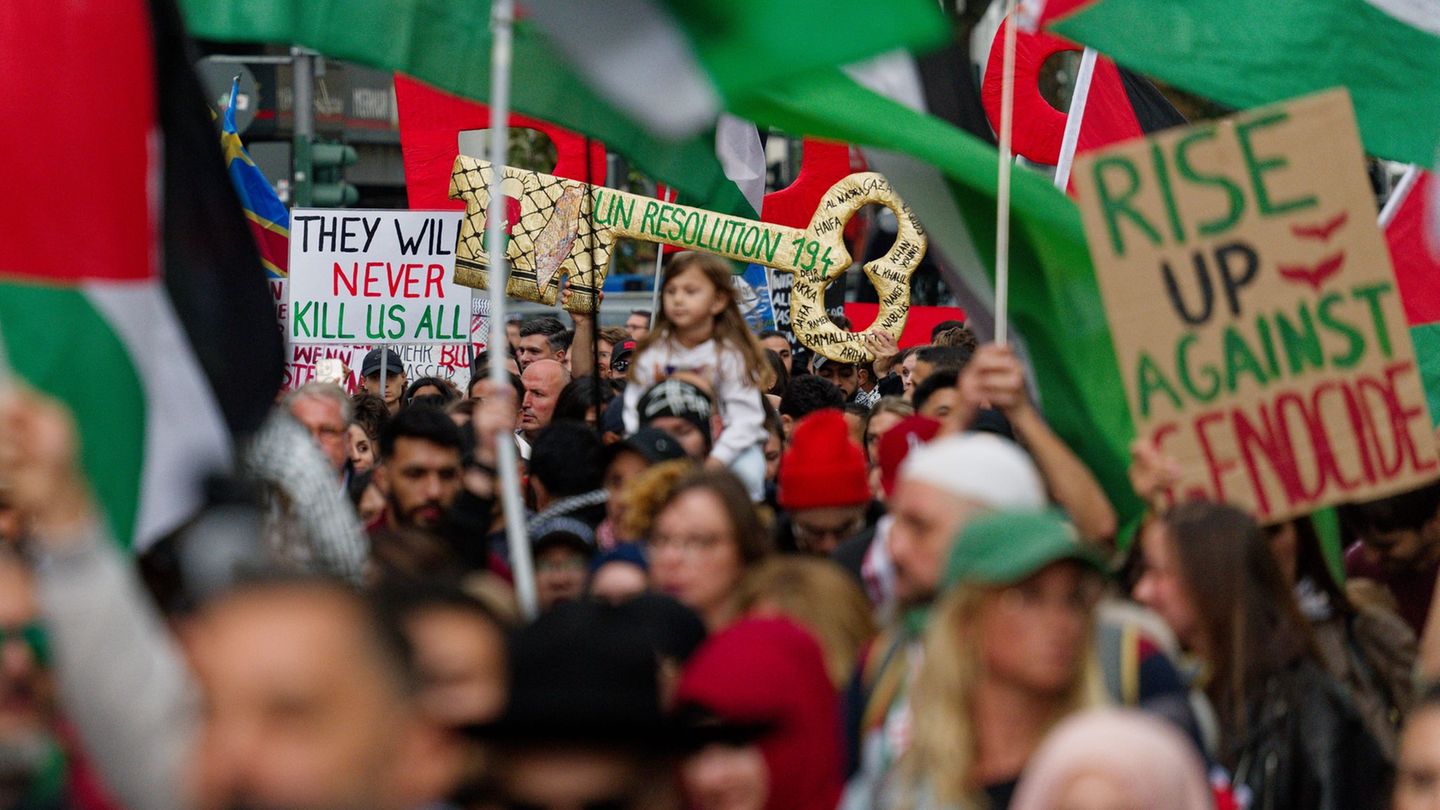 Sehr viele Transparente erhoben den Vorwurf des "Völkermords", den Israel strikt zurückweist. Foto: Henning Kaiser/dpa