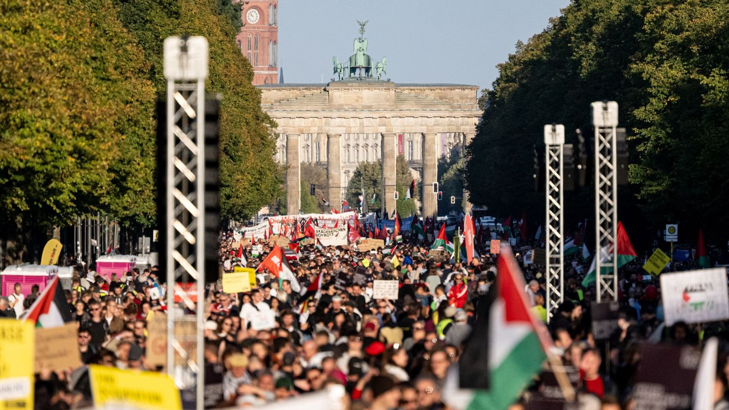 Zehntausende beteiligten sich an der Gaza-Demonstration und der Kundgebung zwischen Brandenburger Tor und Siegessäule. Foto: Fab