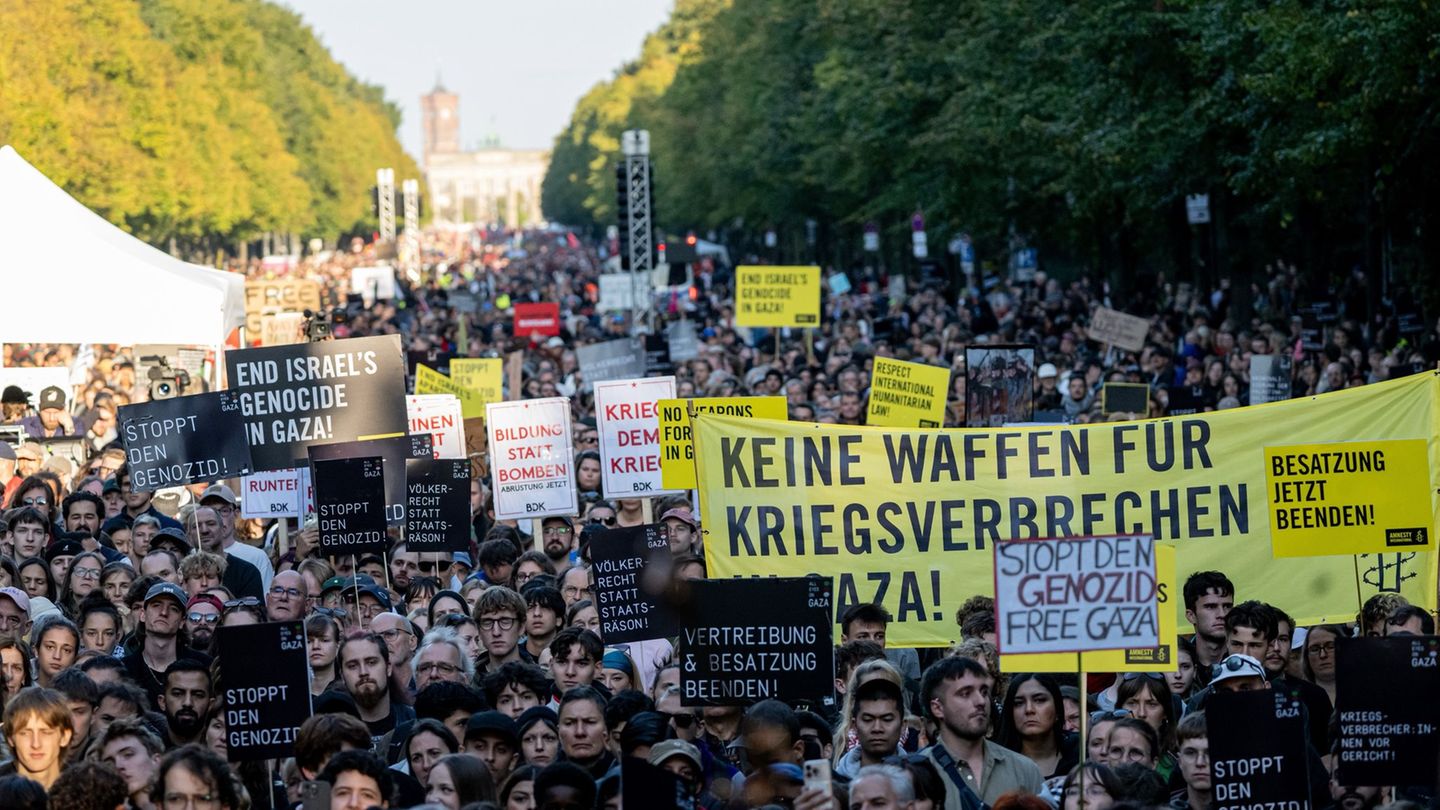 Mehr als 100.000 Menschen haben nach Schätzung der Veranstalter am Gaza-Protest teilgenommen. Die Polizei nannte etwas niedriger