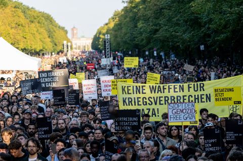 Mehr als 100.000 Menschen haben nach Schätzung der Veranstalter am Gaza-Protest teilgenommen. Die Polizei nannte etwas niedriger