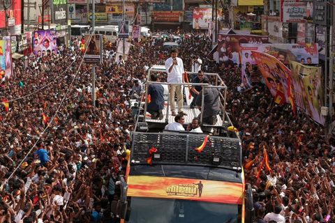 Menschenmassen kamen zusammen, um eine Rede von Joseph Vijay Chandrasekhar anzuhören. Foto: Seshadri Sukumar/ZUMA Press Wire/dpa