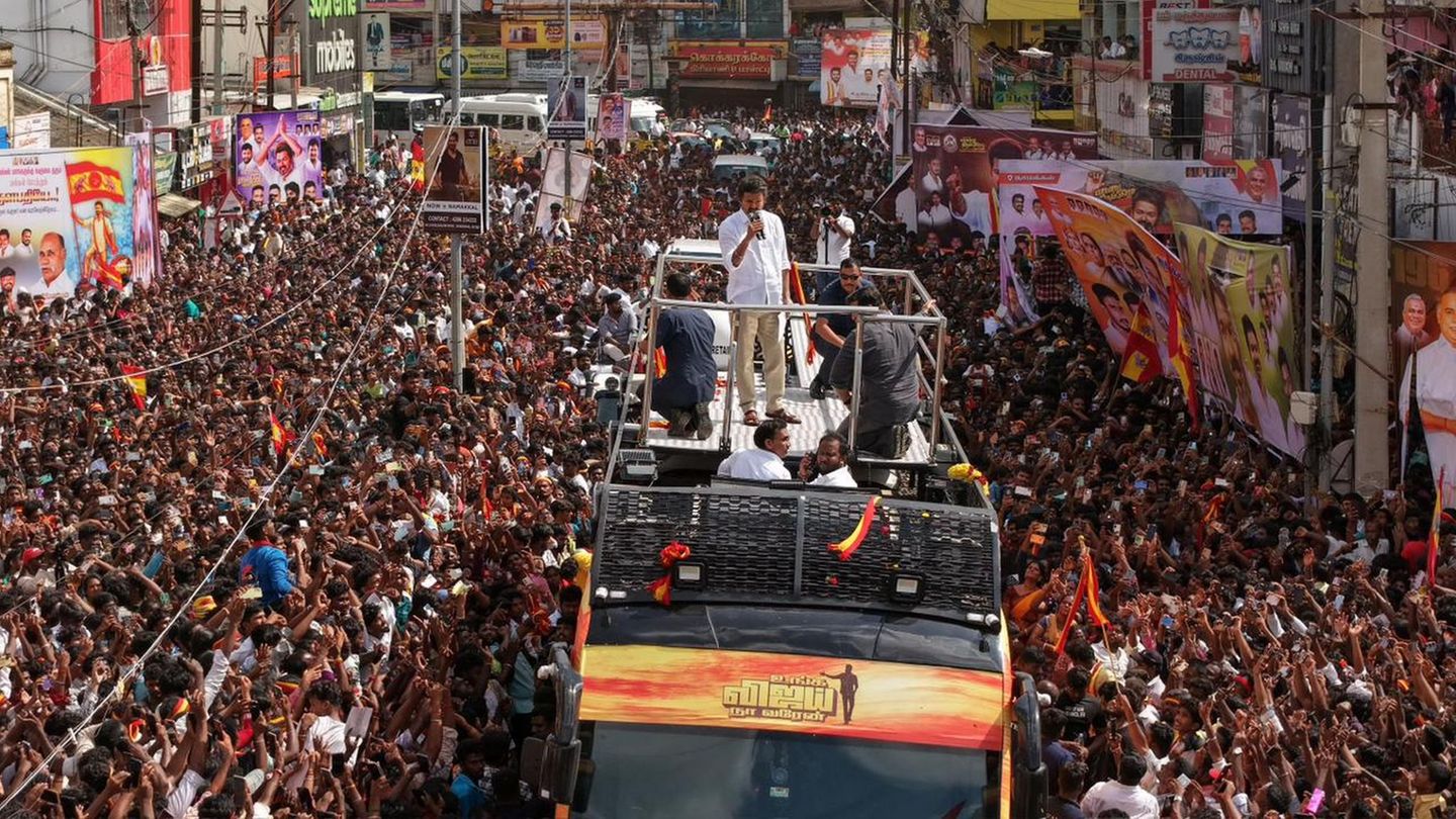 Menschenmassen kamen zusammen, um eine Rede von Joseph Vijay Chandrasekhar anzuhören. Foto: Seshadri Sukumar/ZUMA Press Wire/dpa