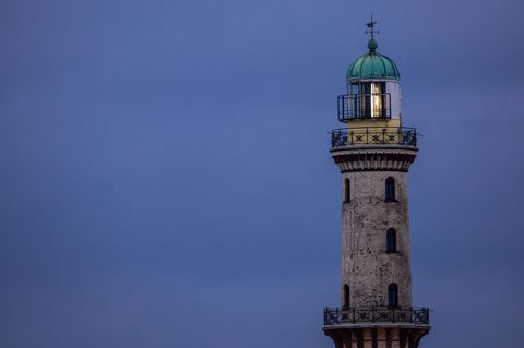 An der Ostseeküste in Rostock sind viele tote Fische angeschwemmt worden. (Archivbild) Foto: Jens Büttner/dpa