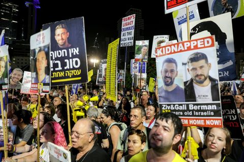Demonstrierende in Tel Aviv fordern ein Abkommen zur Freilassung der Geiseln