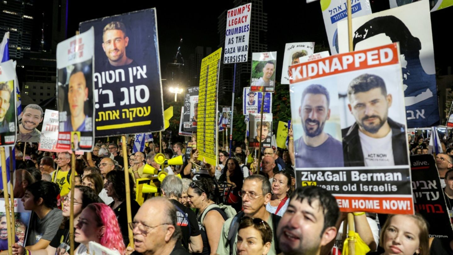 Demonstrierende in Tel Aviv fordern ein Abkommen zur Freilassung der Geiseln