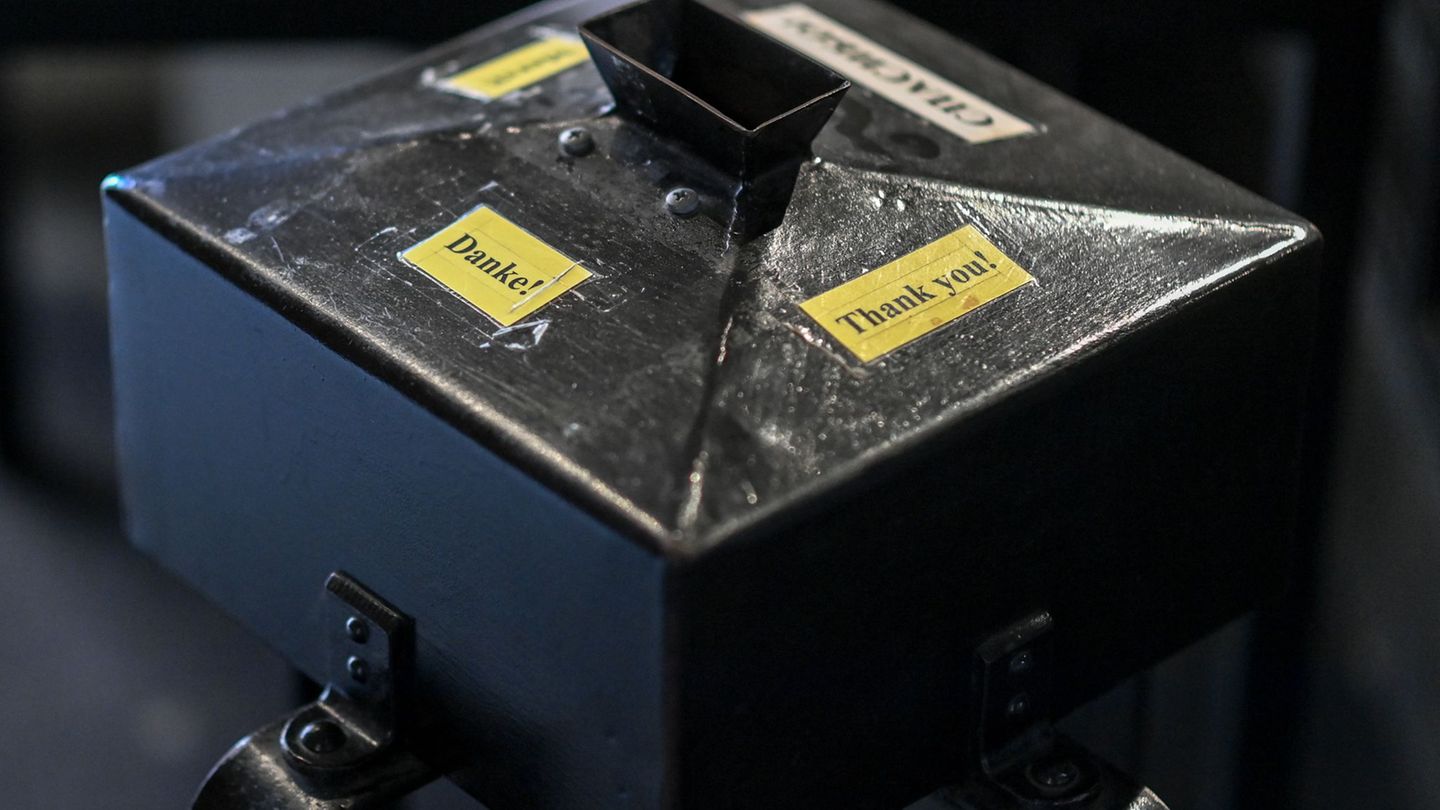 Zunächst konnten die Diebe mit der Spendenbox fliehen. (Symbolbild) Foto: Jens Kalaene/dpa