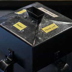 Zunächst konnten die Diebe mit der Spendenbox fliehen. (Symbolbild) Foto: Jens Kalaene/dpa