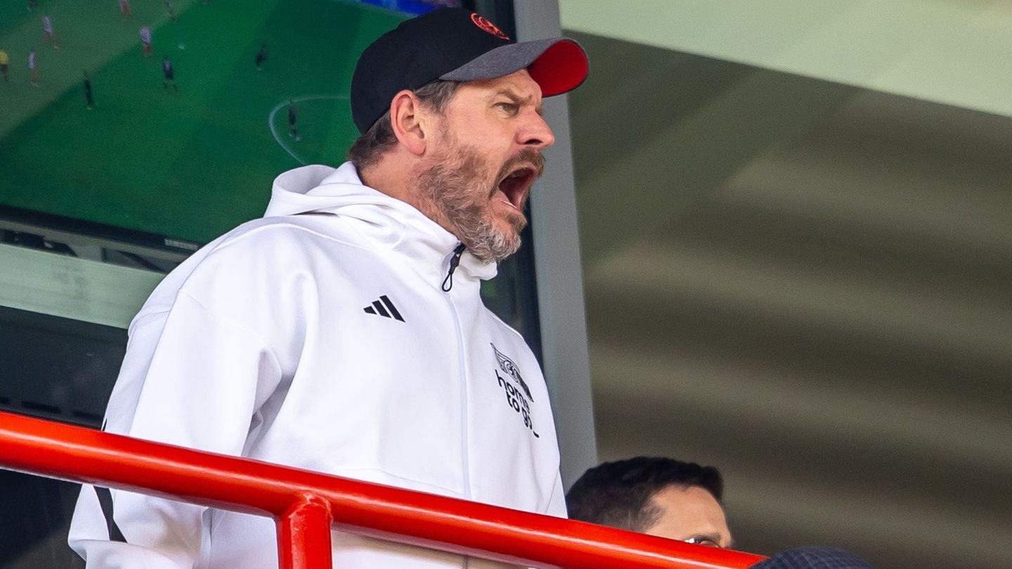Steffen Baumgart muss das Spiel gegen den HSV von der Tribüne aus verfolgen. Foto: Andreas Gora/dpa