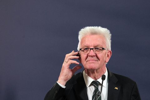 Lost in Translation? Regierungschef Kretschmann hat gern einen Dolmetscher dabei - oder im Ohr. Foto: Dragan Stankovic/dpa